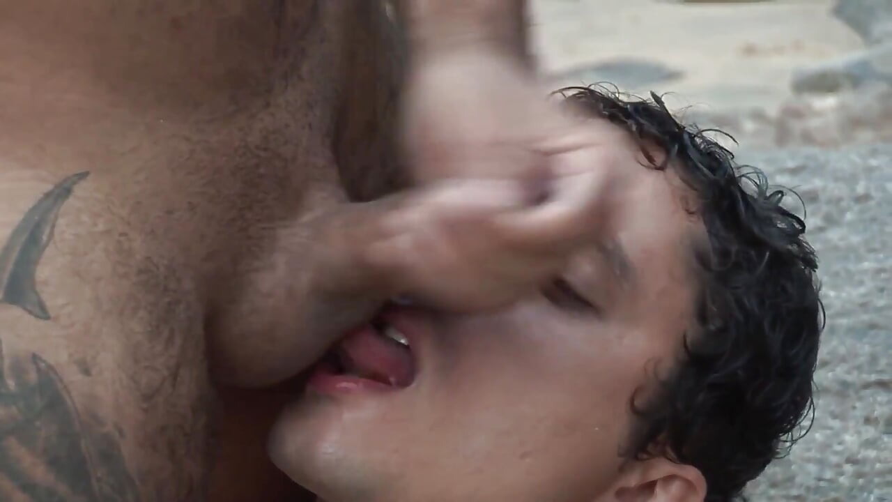 Exclusive video Bareback: Intense fuck on the beach in the ass of a sexy horny gay