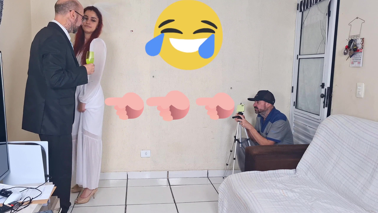 新婚新娘在拍照，而她的丈夫在外面等待