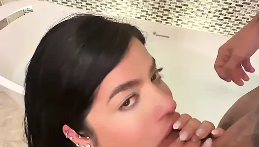 Sara Retali fickt chris Diamond in einem hotelbadezimmer