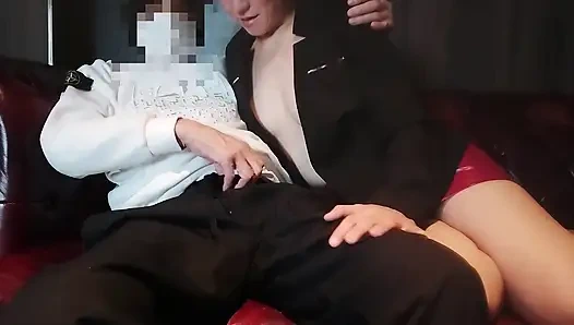 Супружеская пара, глотающая диван