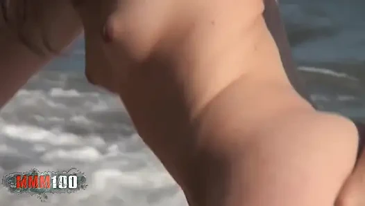 Yaiza del Mar: schöne kleine blondine yaiza del Mar macht einen heißen striptease