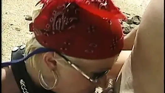 Deri vitesli şehvetli sürtük çölde genç bir delikanlının yarağına biniyor