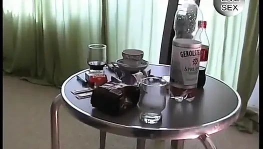 Reife hure bekommt ihre strumpfhose gerissen, bevor ihre muschi gefingert und gefickt wird