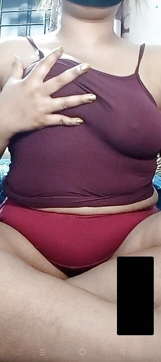 Desi bhabhi showing body on video call.