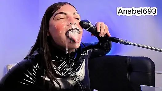 Ein Dämon in Latex, Latexhandschuhen, einem Latexanzug und schwarzen lippen lutscht sinnlich deinen schwanz und spuckt Speichel und Sperma auf mich