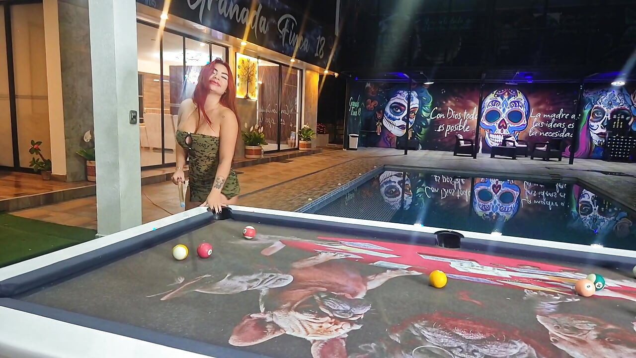 Într-un bar din Bucaramanga, fund mare căsătorit făcut sex fără milă pe masa de biliard - primește lapte fierbinte în vagin