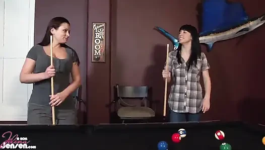 Ayo main bugil di kolam renang! Jelena Jensen dan Aria Giovanni!