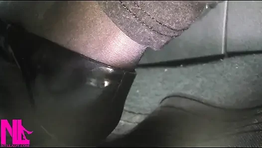 Revvieren und Fahren in schwarzer strumpfhose und grauen high heels