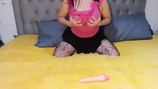 Pengakuan ranjang gadis mungil dengan toket besar dan memek merah muda
