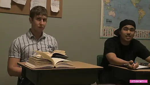 Versaute blonde MILF-sekretärin wird auf dem schreibtisch gefickt