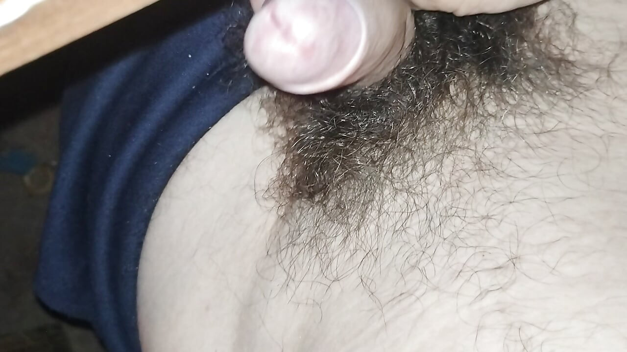 Masturbation avec une bite poilue