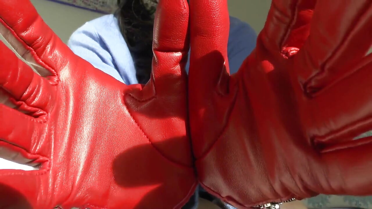 Heute Ist Dein Abspritztag! an Roten Lederhandschuhen Schnüffeln, Lady Victoria Valente