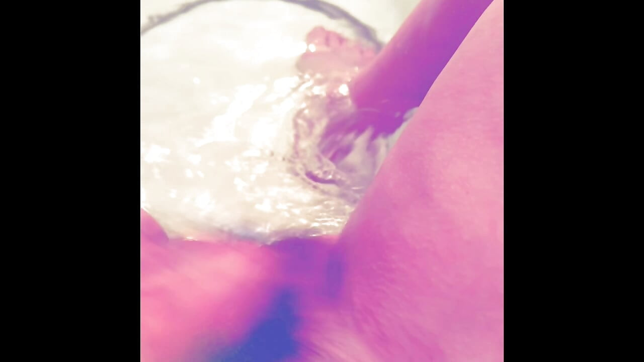 Shelby снова дает себе многократные оргазмы со сквиртом