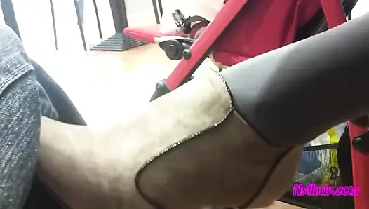 Barda kocamı gri mini çizmelerimle okşuyor