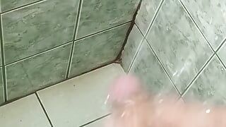 mężczyzna pod prysznicem w końcu masturbuje się, dopóki nie przyjdzie - oglądaj koniec
