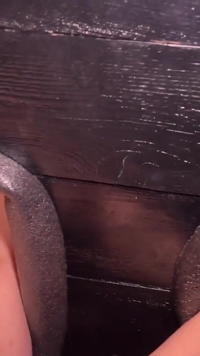 Epski trenutak iz "Noćni spoj u Gloryholeu i Body Diverse Gangbang - Cliff Media"