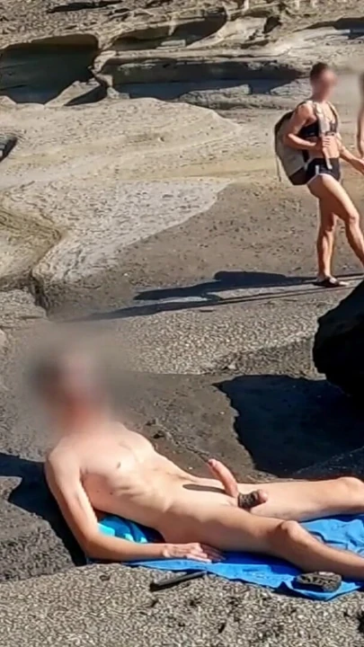 BEACH DICKFLASH FOR TWO GIRLS:my friend Fede goes to the beach with a friend of hers and arranges a spicy encounter with my cock | Clip 1
