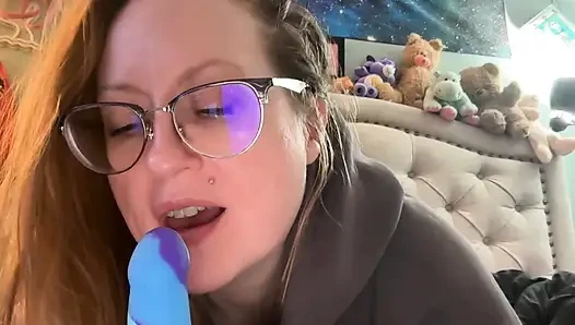 Emme becerilerimi dildoyla gösteriyorum