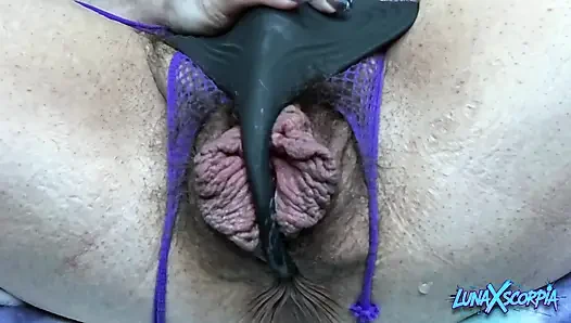 Ekor beisar manta ray bergetar menggetarkan pantatku untuk muncrat banyak banget, lalu dildo 14 inci ngentot aku sampai orgasme eksplosif lainnya