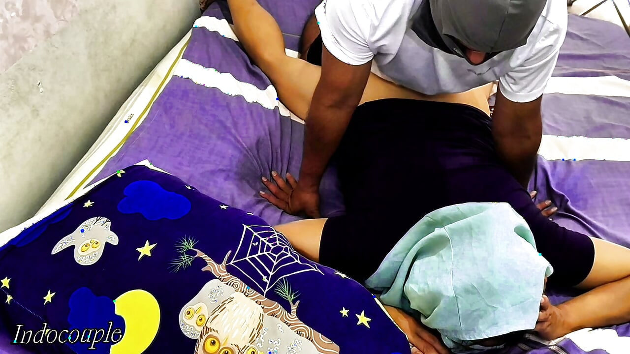 Panti pijat senzualno sa seksi devojkom u mini suknji i kebaji dok uživa u masaži