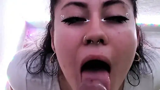 Kolombiyalı tatlı kız beni küçük göğüslerine boşaltıyor, dölümü seviyor!