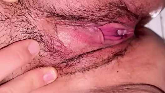 Киска пухлой волосатой жены крупным планом