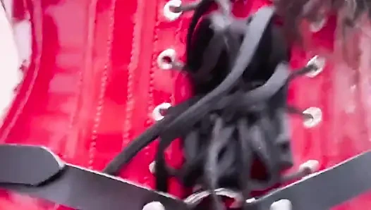 Budak seks ini dientot gaya pegged oleh 2 cewek dominatriks Asia