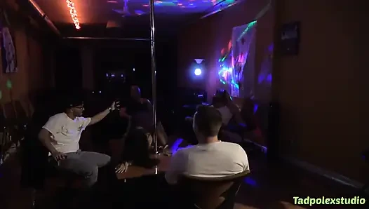 Vivian Lang in Einem Strip-club-gangbang