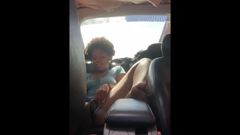 Chica de ébano montando un consolador enorme en el coche de su pareja