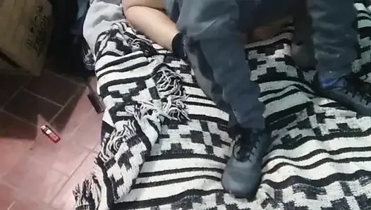 Gadis montano dengan kasur di lantai