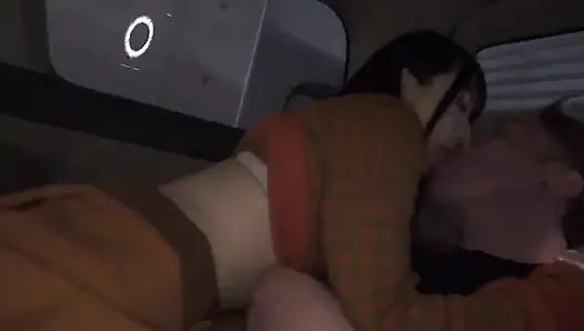 Gerginlik patlak verene kadar herkesin içinde öpüşüyor