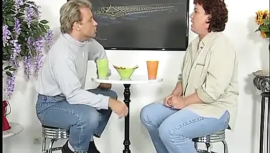Orta yaşlı seksi kadın yarak emiyor ve sonra ağzına boşaltıyor