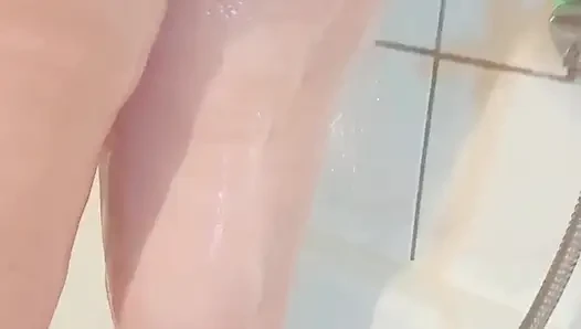 Sabrinahole seksi lagi asik ngocok kontol, crot sperma, dan mandi air panas