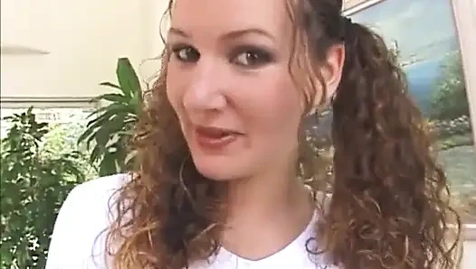 Едва достигшая совершеннолетия тинка жестко разбита в горячем тройничке