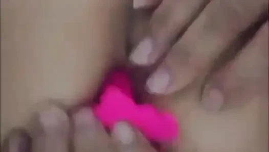 Aku lagi asik muasin memekku pakai mainan seks favoritku