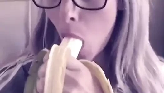womeneatingbanana2
