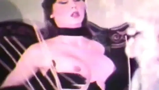 Vintage - pantat cewek dominan dientot sama dildo ukuran raksasa