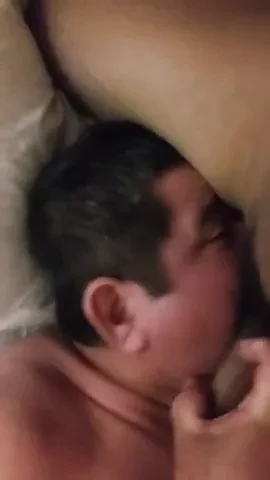Viejo mamando