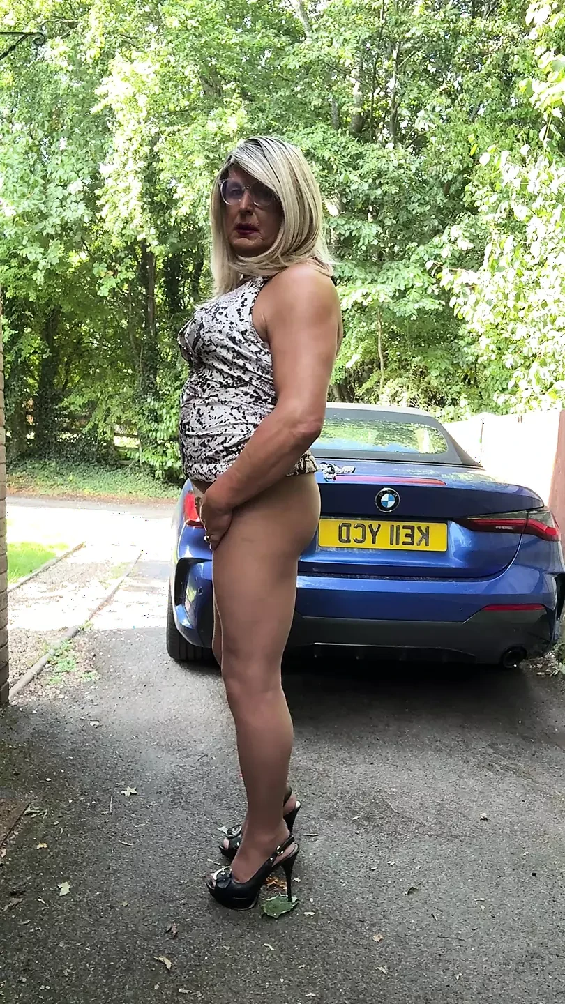 Sexig crossdresser kellycd2022 i vit djurstil klänning strumpbyxor och klackar