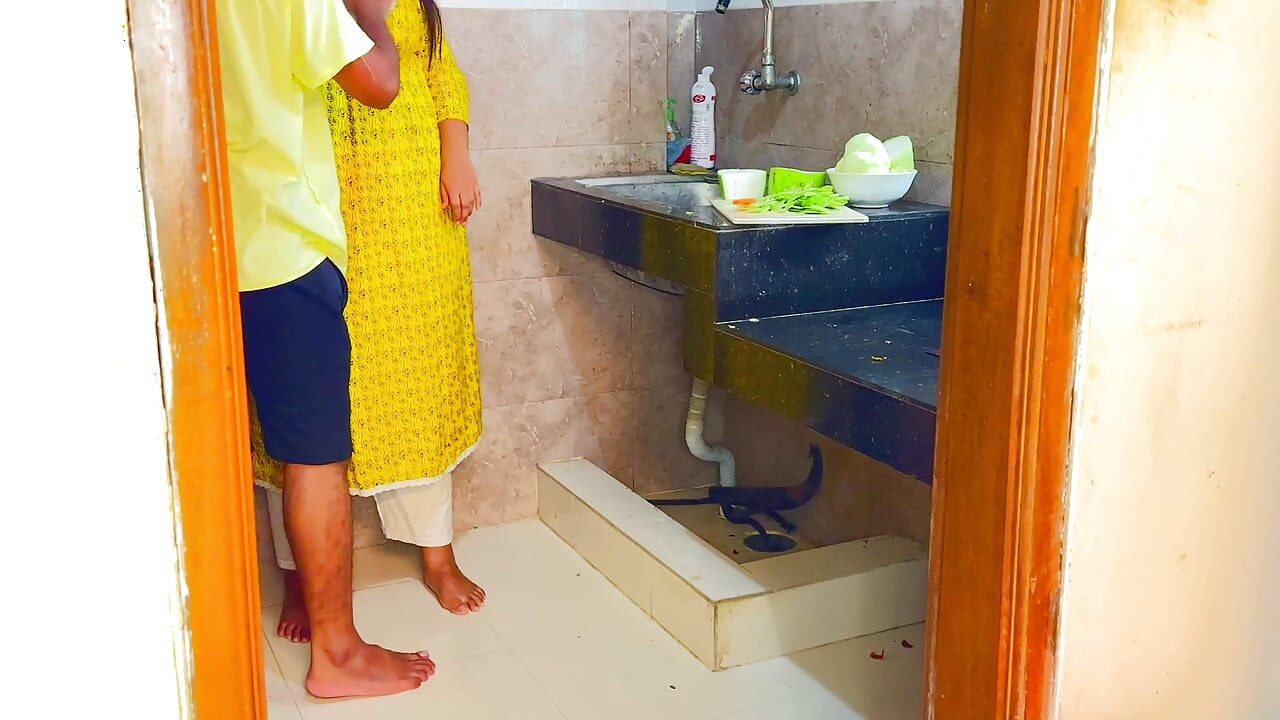 Suddenly I Fucked My Stepmother in Law While She Was Cutting Curry in the Kitchen - Desi Rough Sex