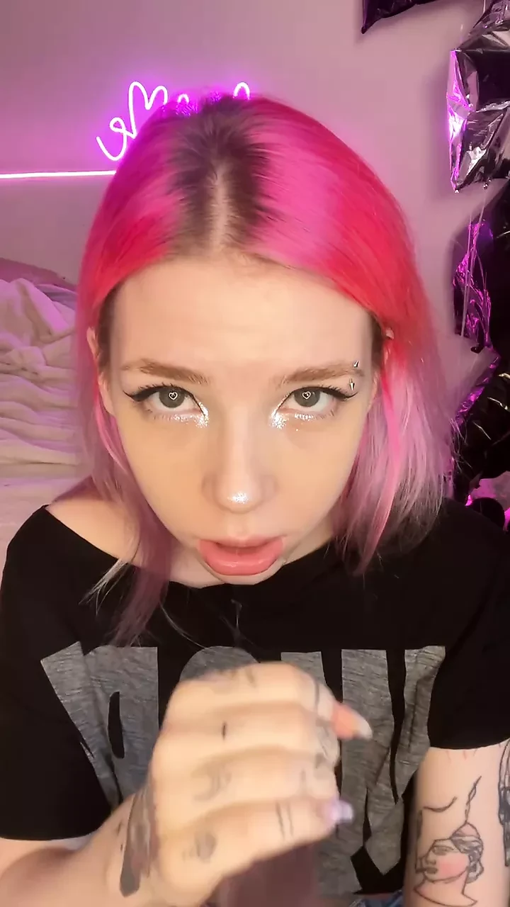 Stacy Quinst gives a wet blowjob while her boyfriend is away.