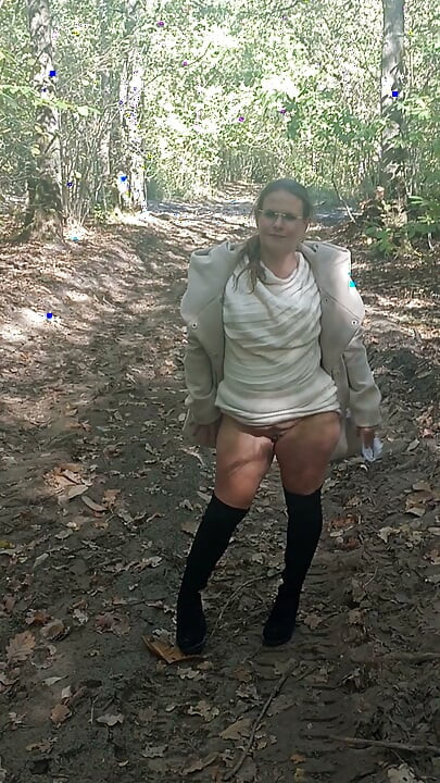 Jade menunjukkan badannya di dalam hutan bersama orang asing