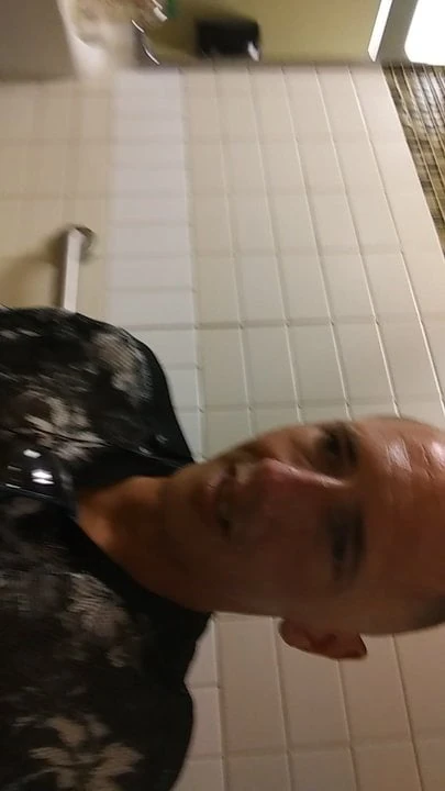 Wichsen in einer Kaufhaus-Toilette