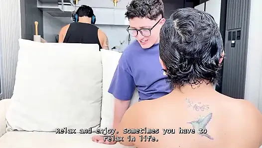 Ich Ficke Die Große Stiefmutter Meines Besten Freundes, Während Er Videospiele Spielt - Naty Slim