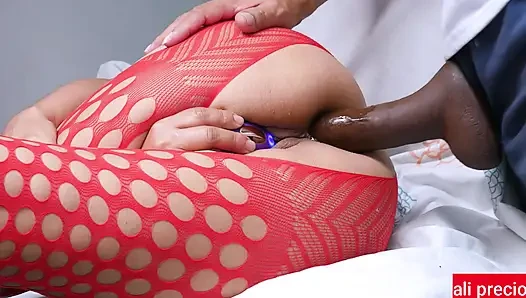 Gadis Terangsang Lucu Dengan Pantat Sempurna Menyerahkan Dirinya Ke Dildo Besar
