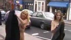 2 ragazze nude nella città di campagna inglese