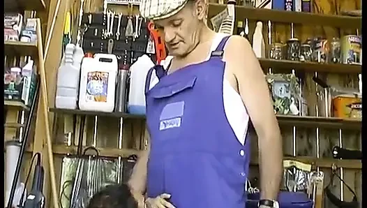Gadis nakal ini dientot sama kakek dan tetangganya!