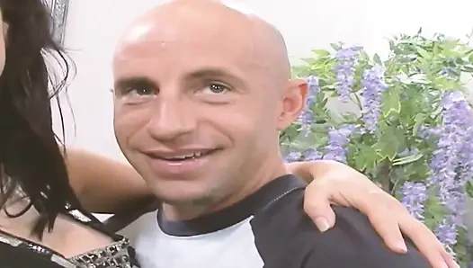 Geile hausfrauen szene 4_slim brÃ1/4nette MILF mit dicken titten fickt hart mit ihrer freundin mit einem großen schwanz