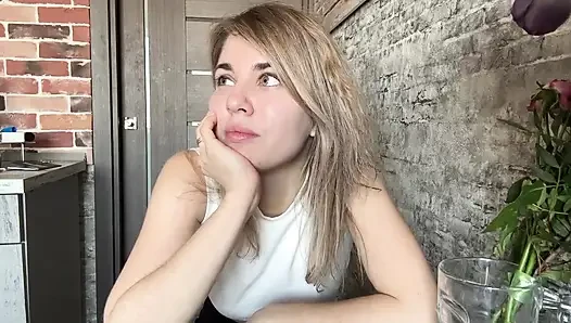 Секретарша снимает офисную униформу и начинает горячие игры