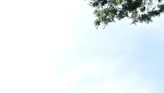 Муж не удовлетворяет ее потребности, поэтому она превращается в мастурбацию еды